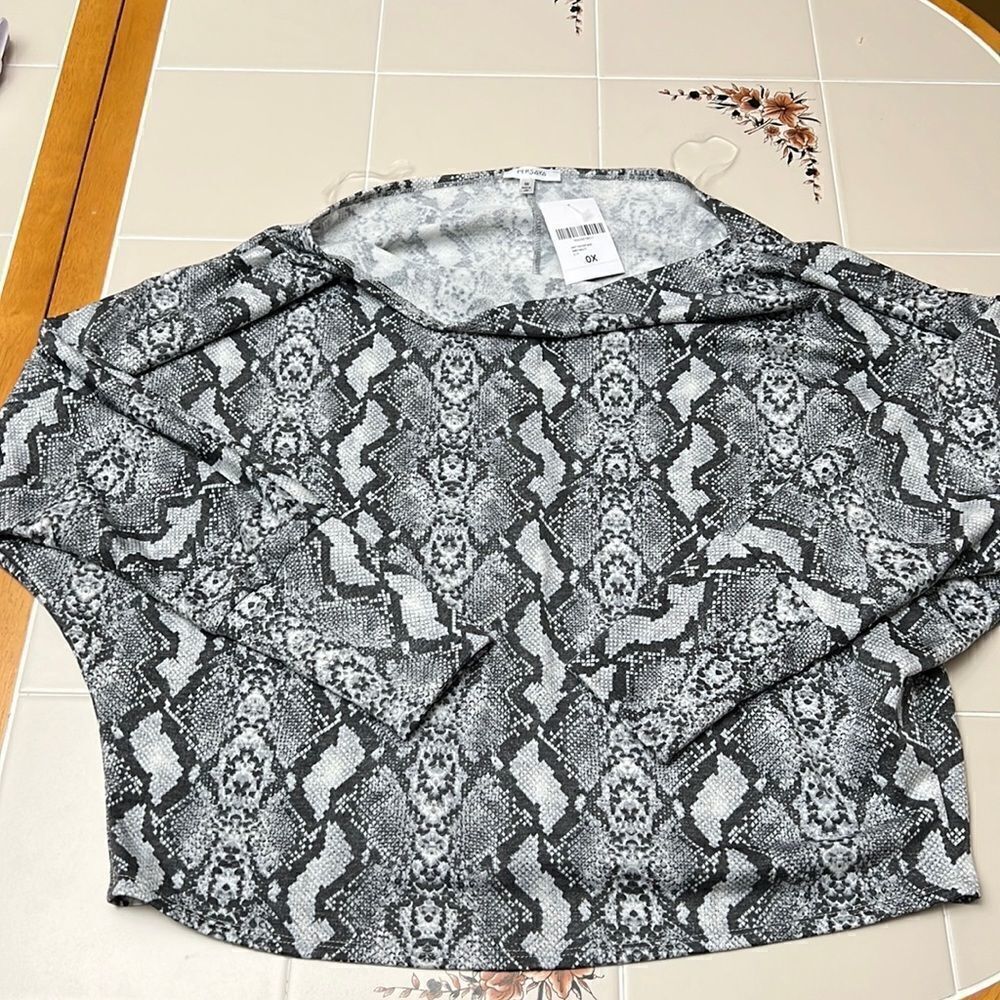 NWT Women’s Snake Skin Print Long Sleeve Shirt Size 0X